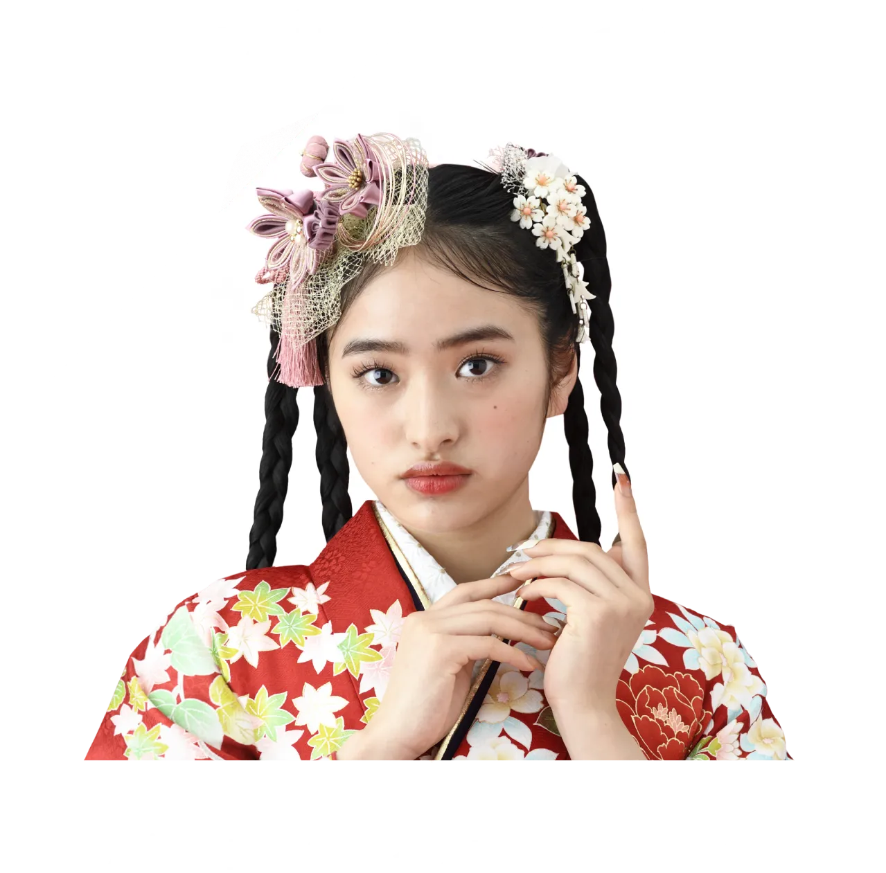 万能な三つ編みヘアは甘辛の調整役
