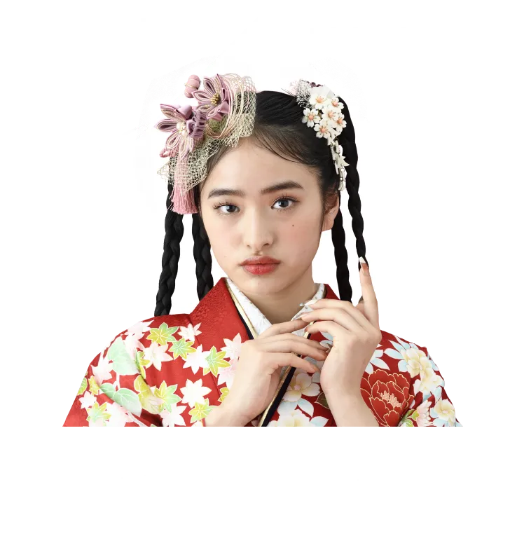 万能な三つ編みヘアは甘辛の調整役