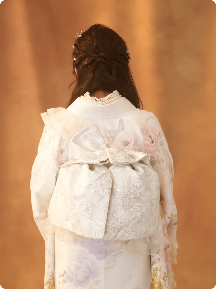 希空が着用するディズニープリンセス振袖 DF-G002