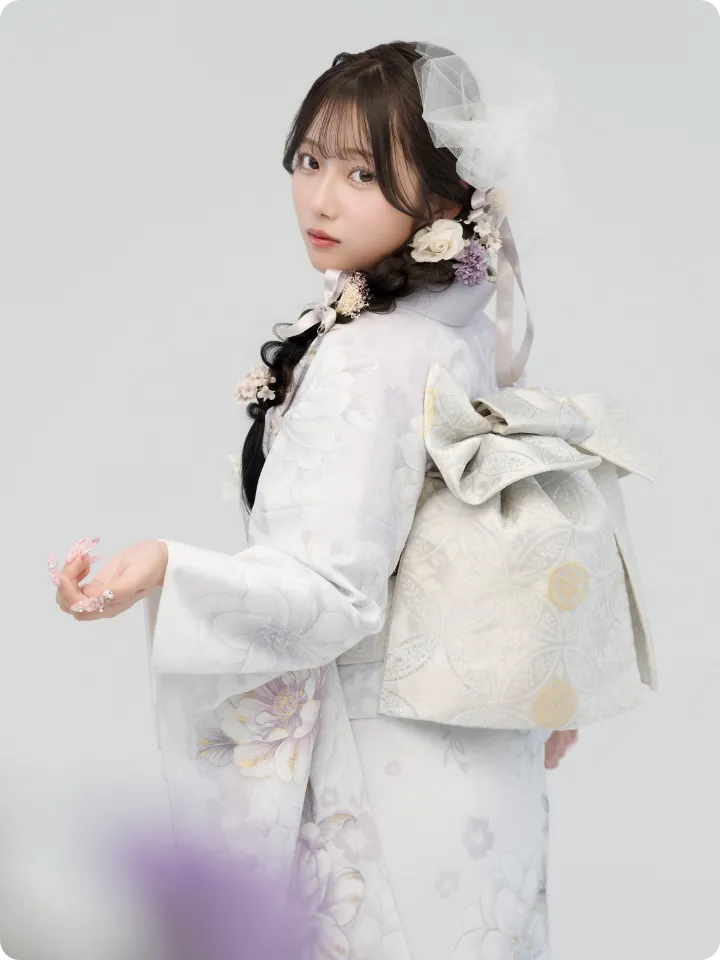 希空が着用するパール付くすみグレー振袖 AF-F003