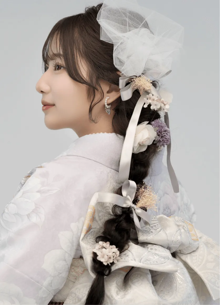 希空が着用するパール付くすみグレー振袖 AF-F003