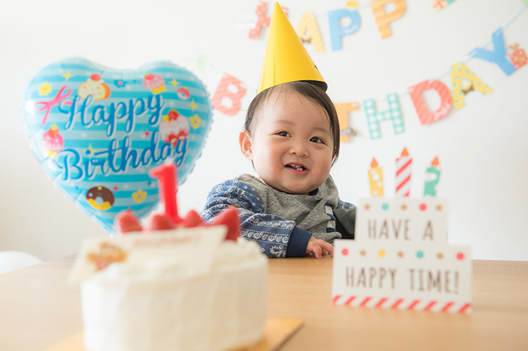 1歳の誕生日に記念写真を撮影しよう！撮影のポイントやお祝いアイデアも◎