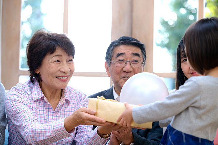 【祖父母から孫へのお祝い】1歳の誕生日プレゼントの選び方